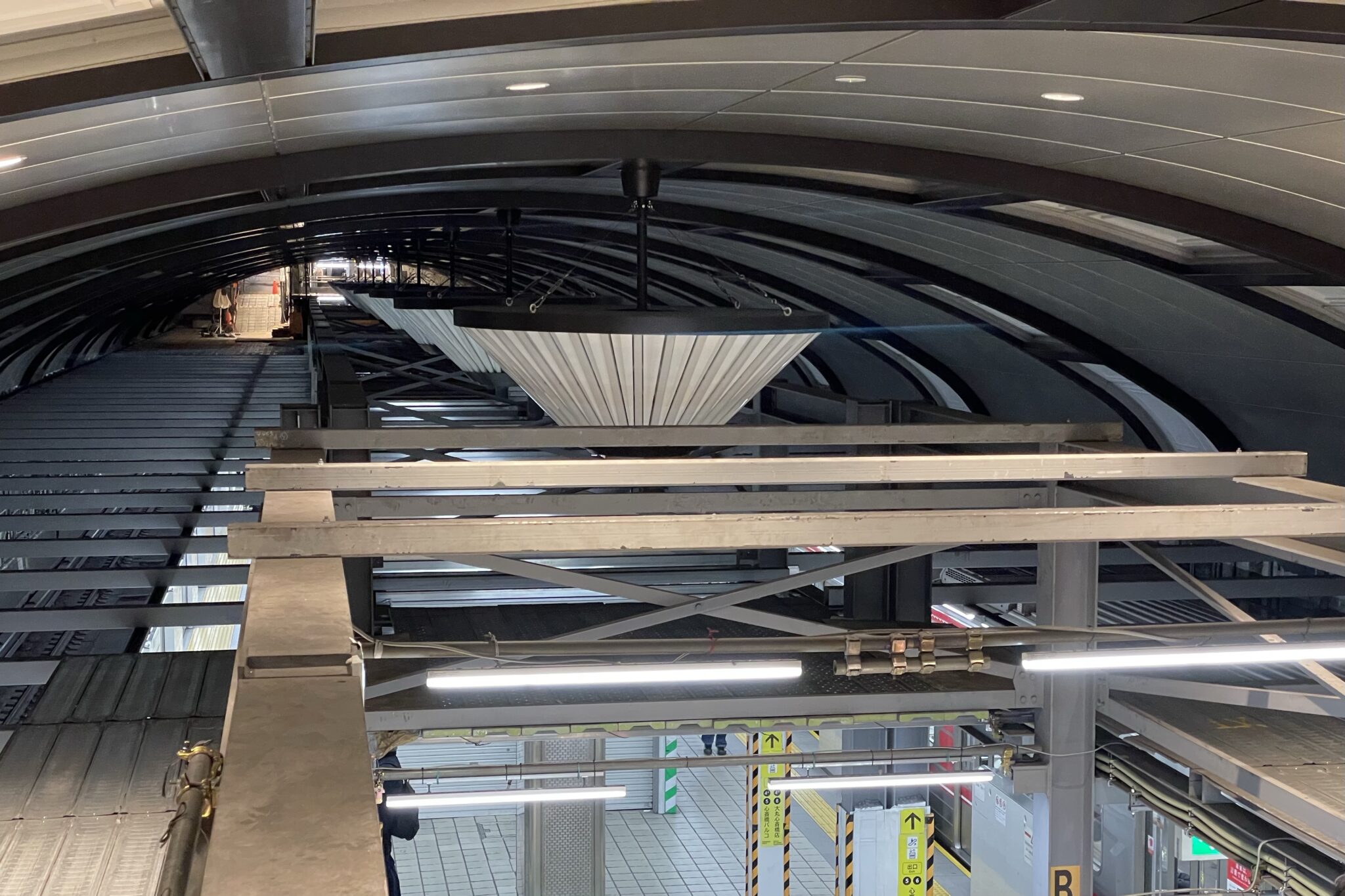 ついに新シャンデリアが披露!心斎橋駅リニューアル工事の進捗【大阪メトロ御堂筋線】 | Osaka Metropolis